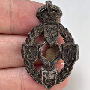 WW2 Royal Electrical & Mechanical Engineers Corps REME PLASTIC Economy Issue Cap Badge