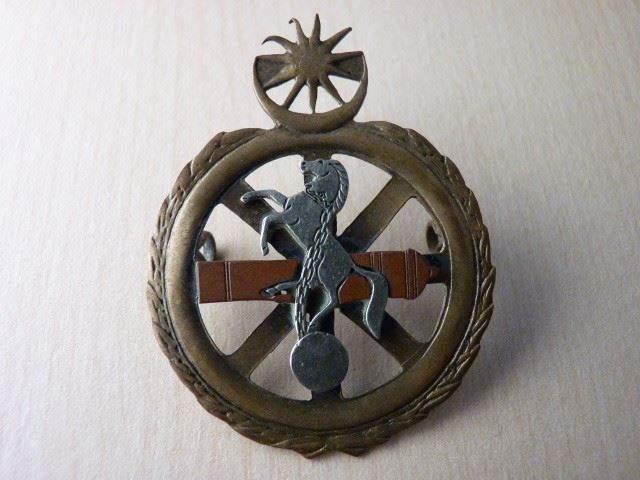E55/014 - UNKNOWN Foreign Regiment Cap Badge -Turkish Artillery?