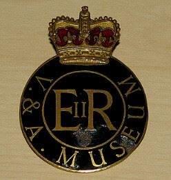 BB09/132 - Victoria and Albert Museum V&A Staff Cap Badge