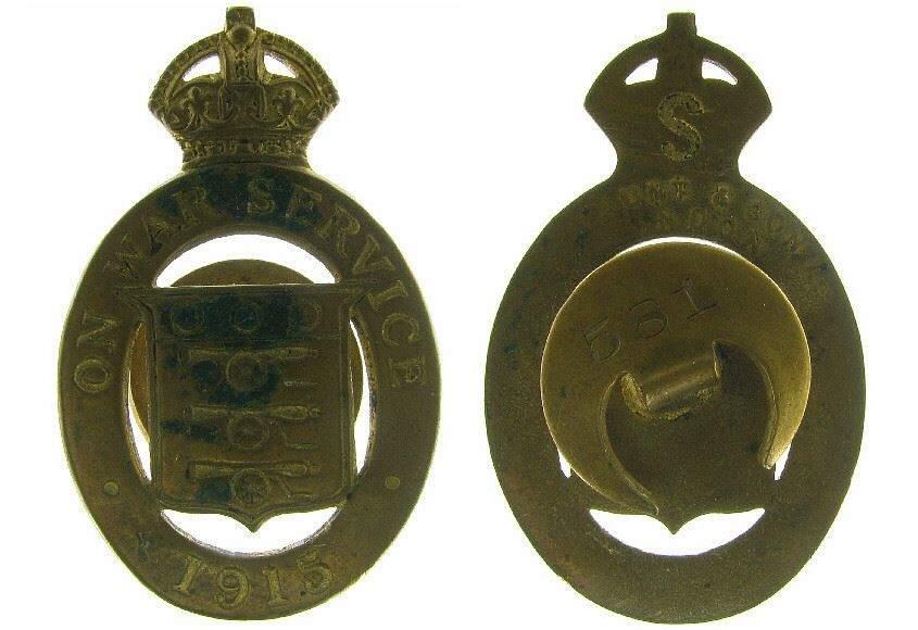J1A/21: On War Service 1915 Lapel Badge VERY LOW NUMBER: 581