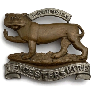 VICTORIAN / EDWARDIAN Leicestershire Regiment Cap Badge - BLACK LUGS VERSION